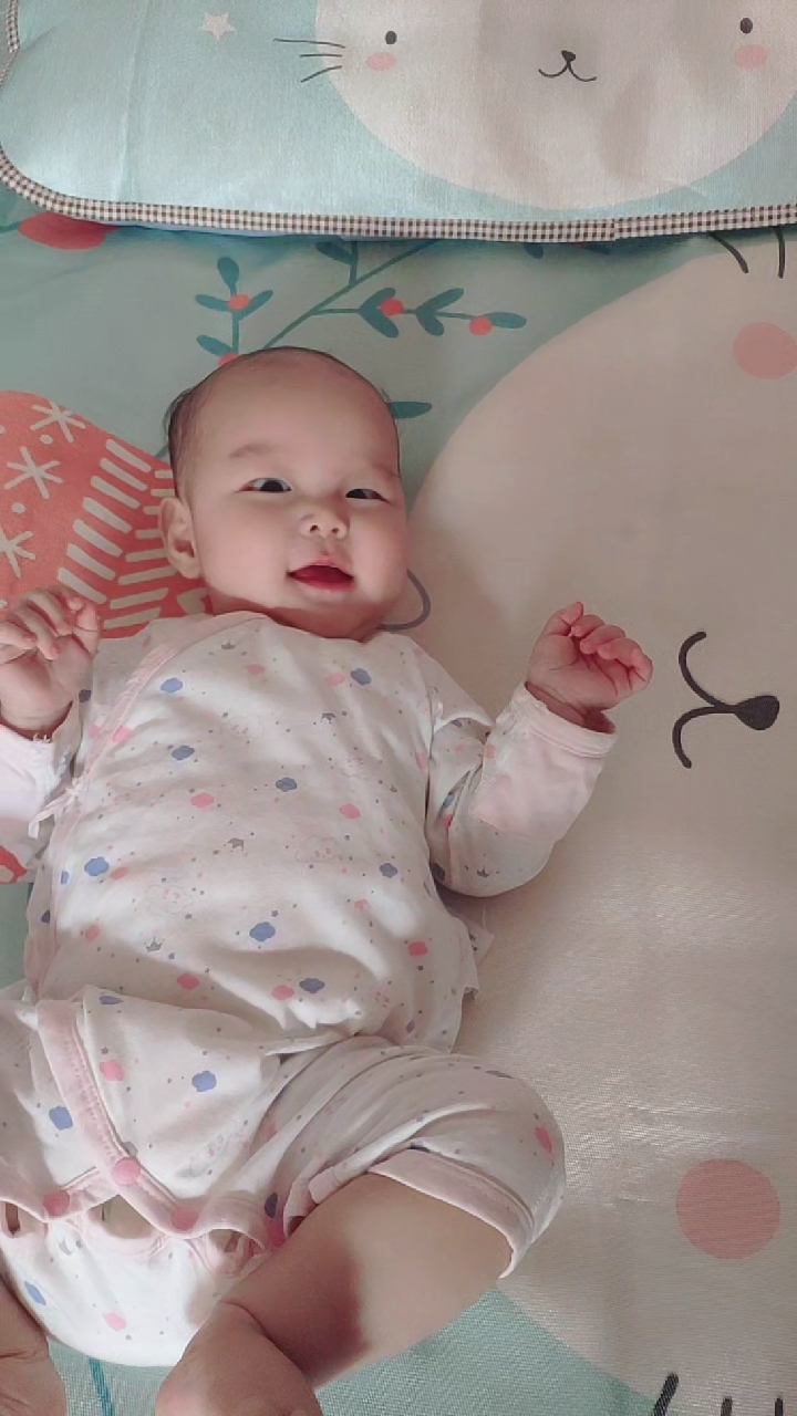 我的小宝贝rita#睡足了就是精神头足,一个劲的踢跳