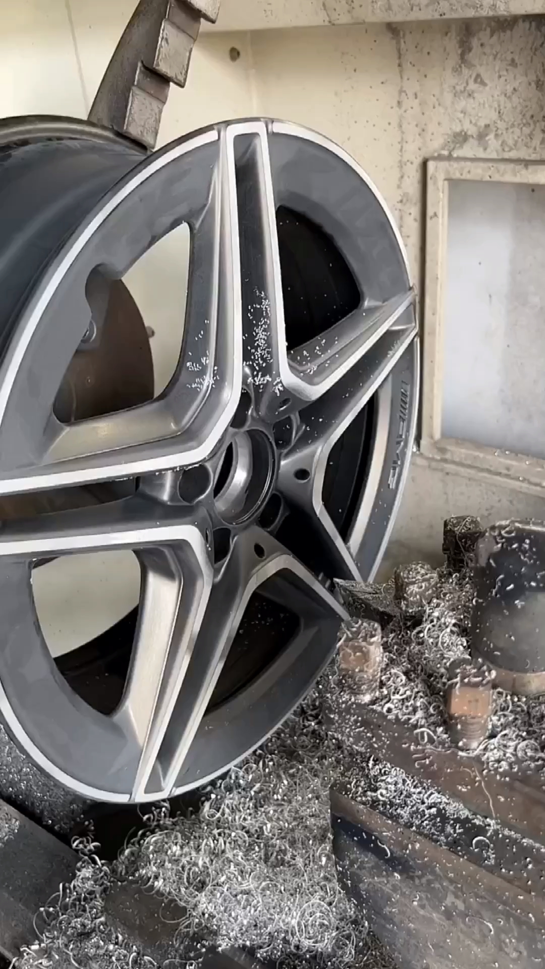 奔驰轮毂刮花了,做个轮毂拉丝修复处理,比原厂轮毂还漂亮!-度小视