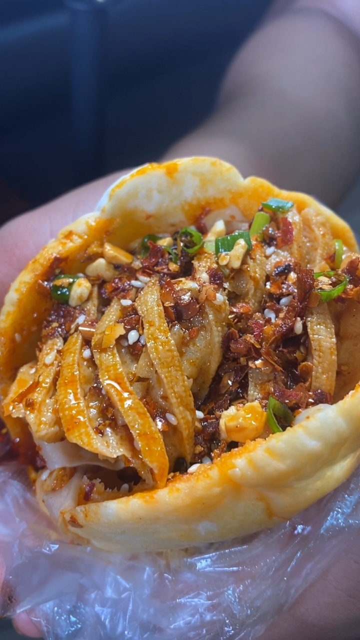 红油鸡汤卤制的豆皮豆腐串,夹进烧饼里,好吃不贵,经济实惠