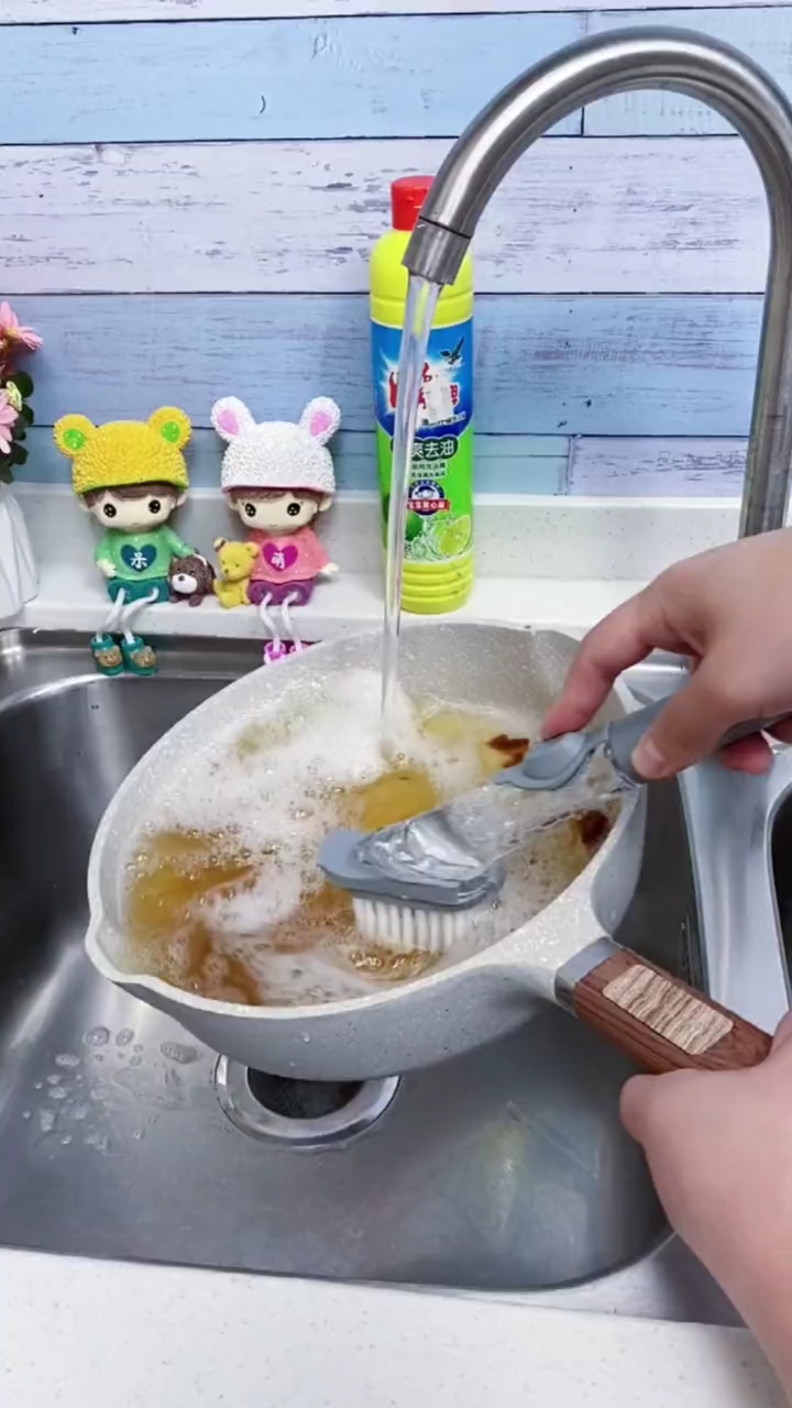 锅刷还能自动出洗衣液,加上这个长柄,洗碗刷锅简直解脱双手了.