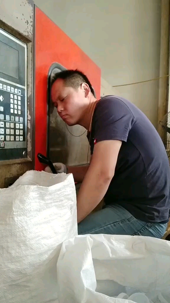 搞笑段子剧#模具最牛逼的大哥,边上班边睡觉两不误,老板都不说他!