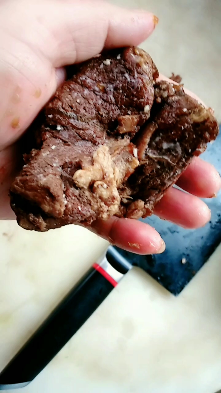 在集市上买回来的空气压缩肉,这样切完价钱可以翻了两倍,你会吃吗?