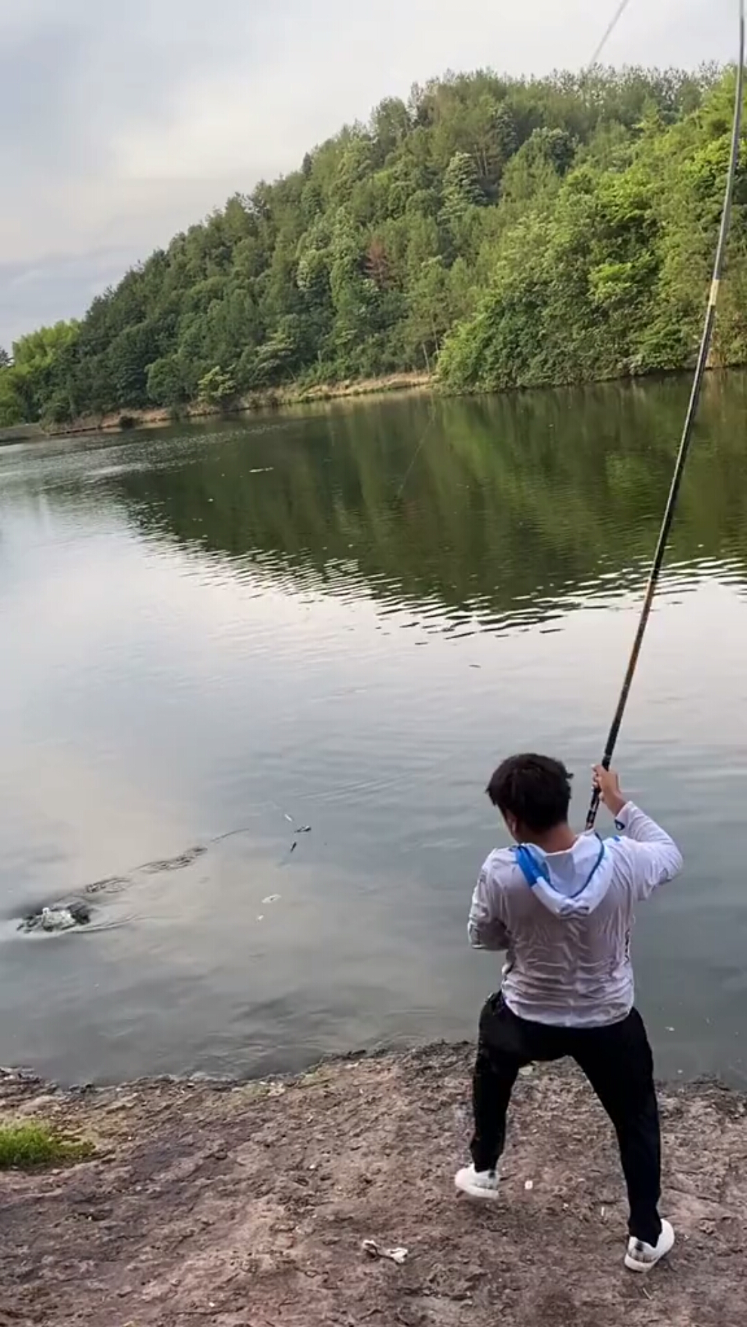 户外钓鱼#第一次这么遛鱼,求大师指点