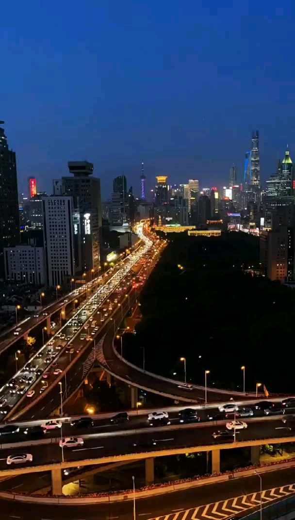 这夜色纸醉金迷,灯火通明的陆家嘴把繁华二字体现的淋漓尽致