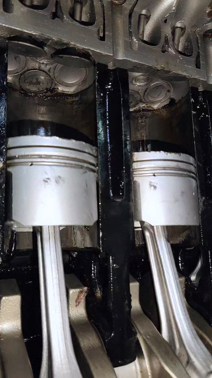 发动机气缸内进排气门的工作原理