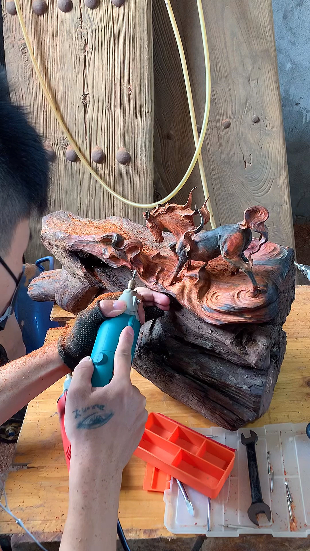 木雕制作过程#木雕工艺品千里马根雕摆件