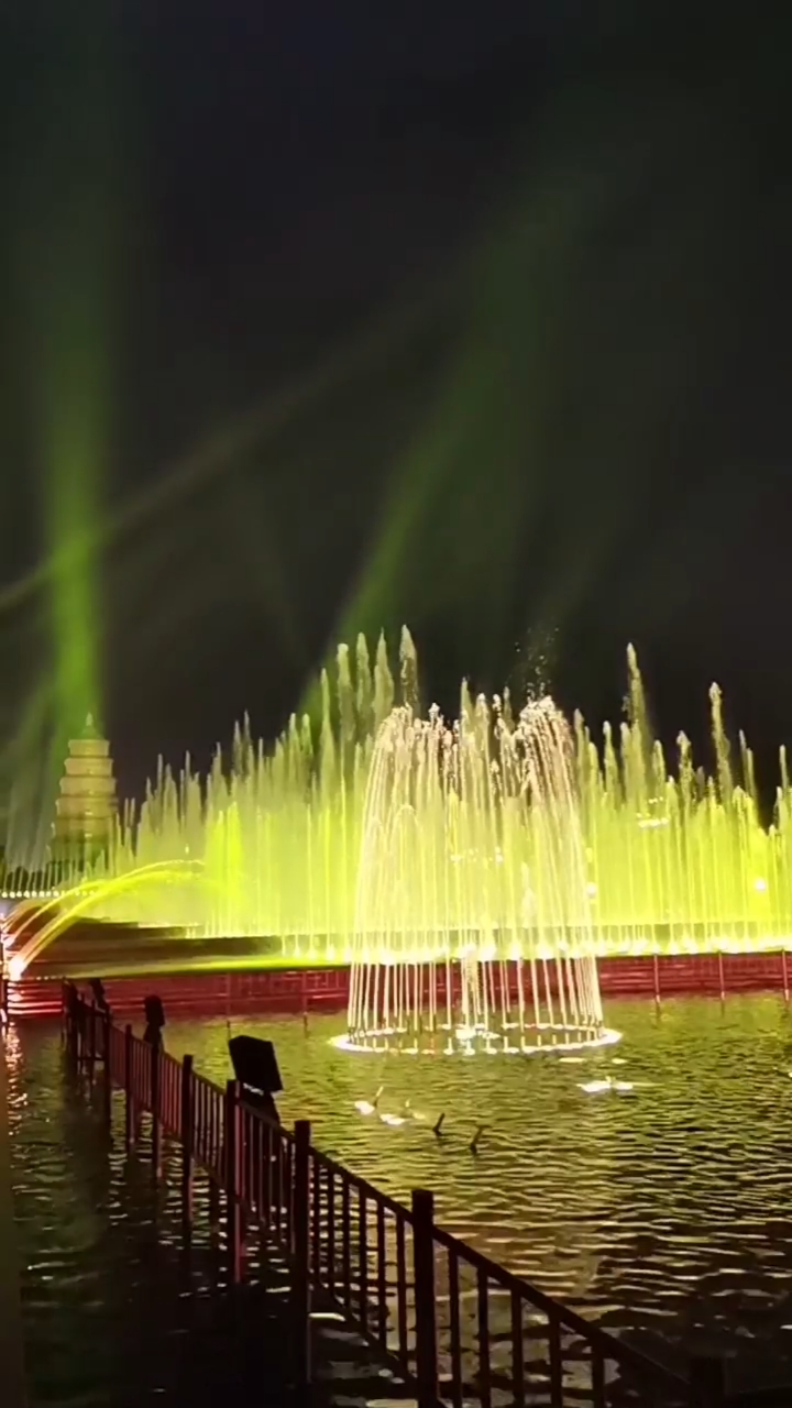 到西安必看大雁塔北广场的音乐喷泉