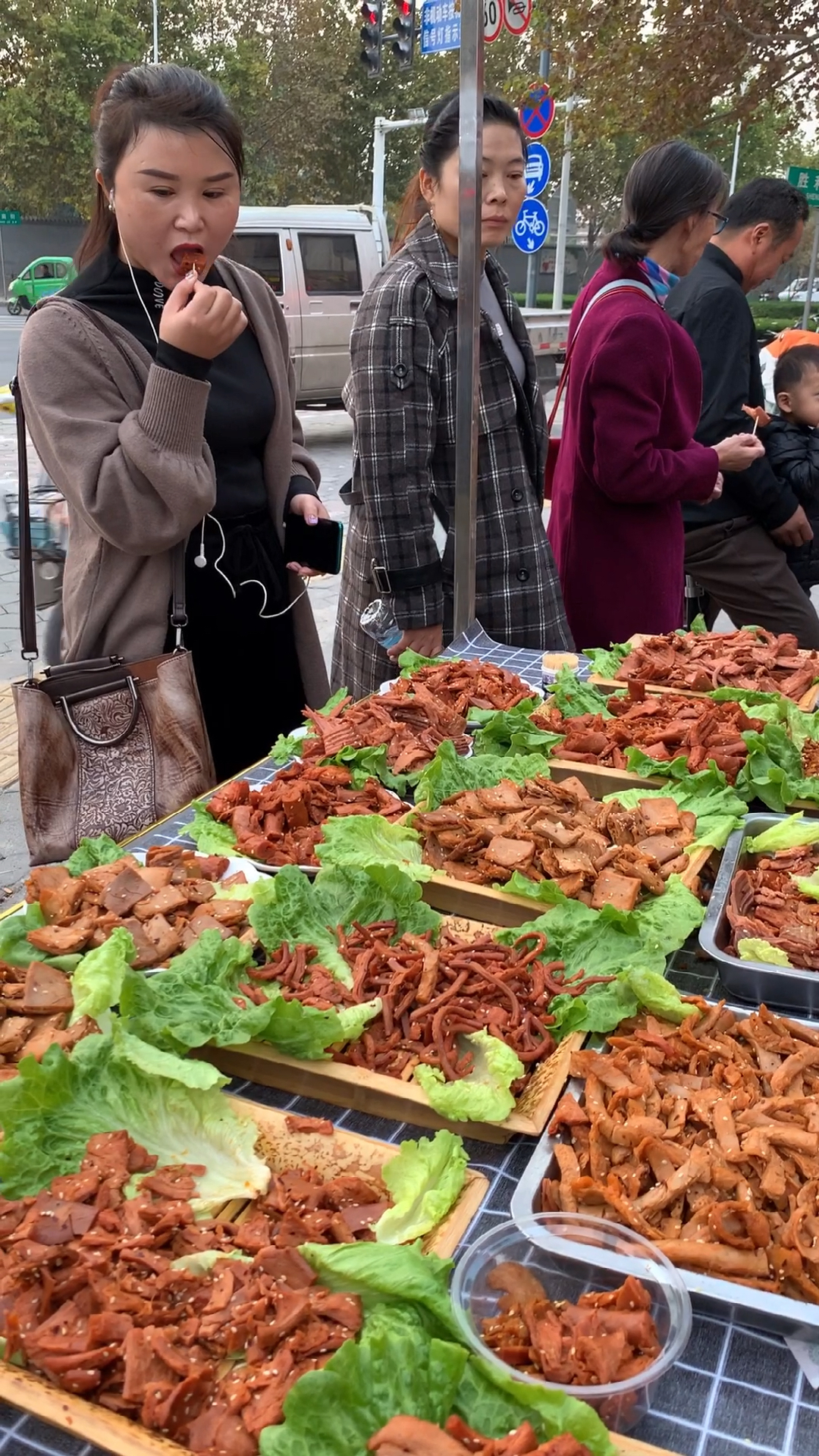 手撕素肉出摊被包围大豆为原料多种口味