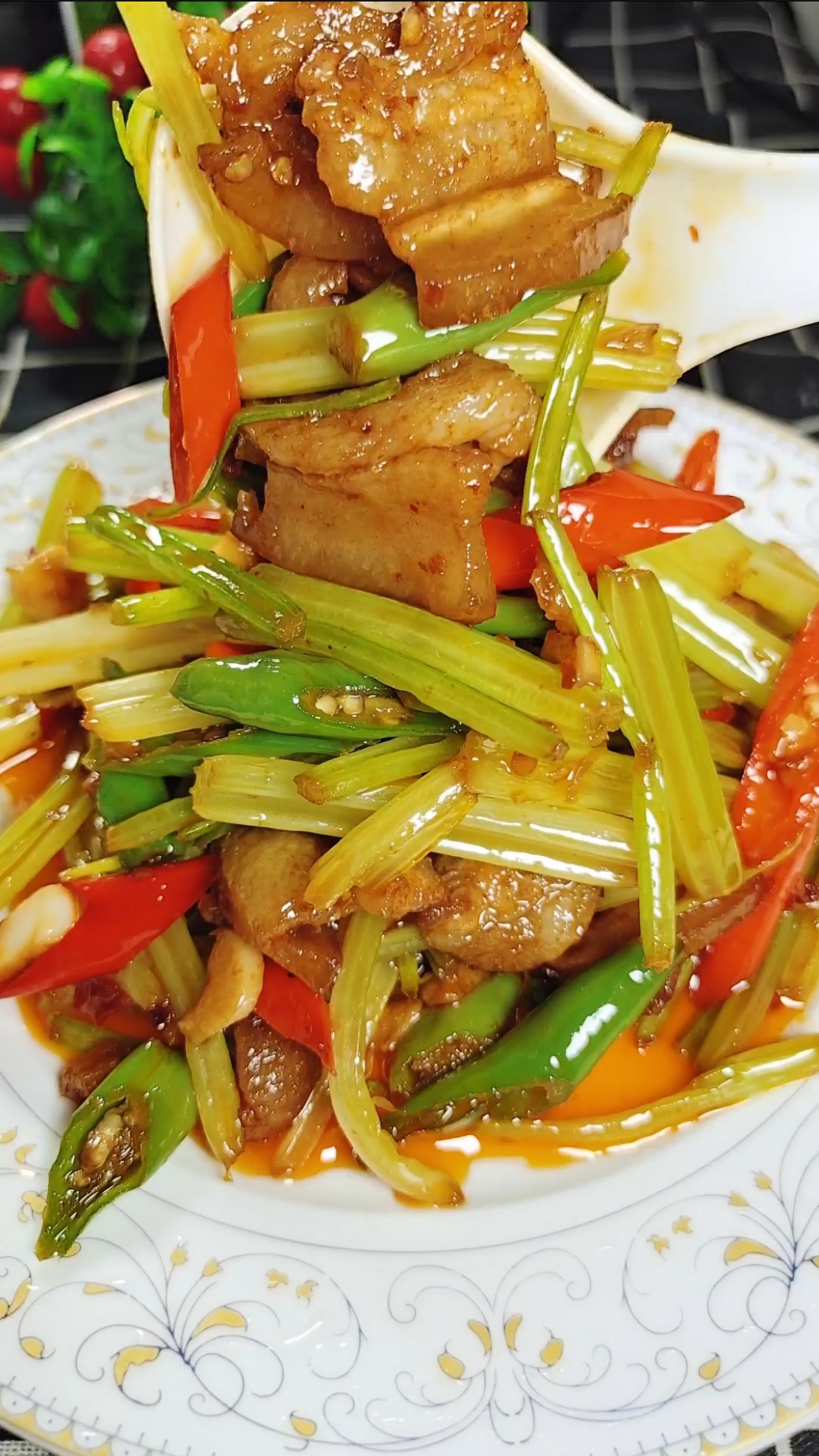 芹菜炒肉#芹菜炒五花肉做法!进来学会