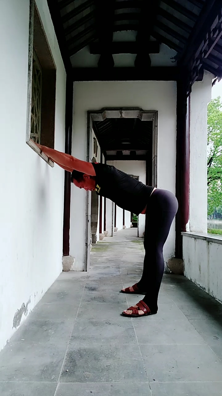 健身宁教练传递健身正能量#压肩练习