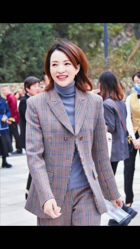 一身黑色look,黑色t恤搭黑色牛仔裤,比较休闲简约的风格-全民小视频