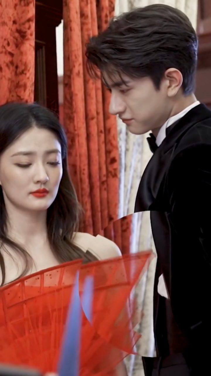 天秀不如你秀#徐璐林一拍戏徐璐的衣服挨在一起,然后看着衣服开始