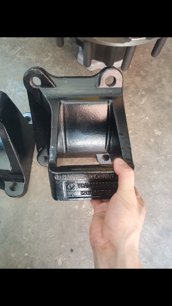 青特原厂钢板座,15.2*18.5.欧曼专用