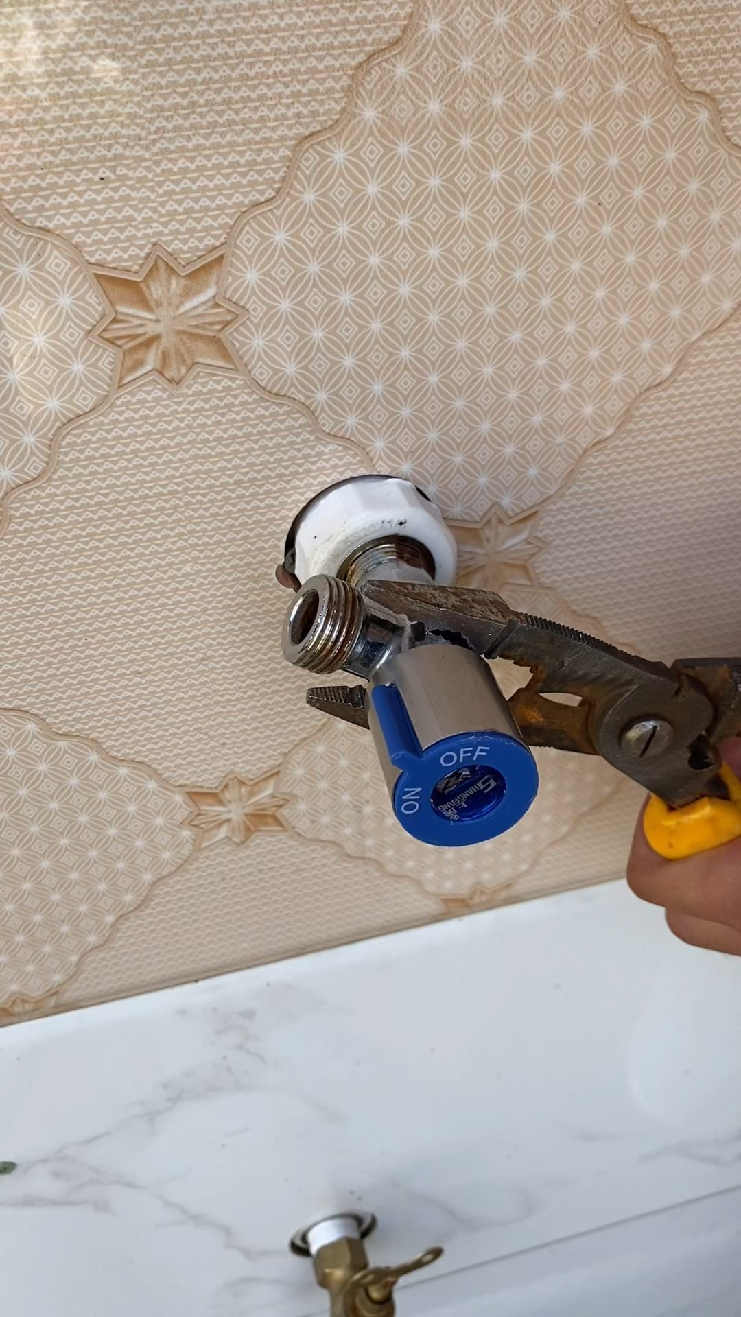 水龙头断在内牙里面不用砸墙