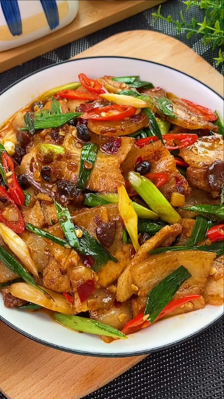 为什么饭店的回锅肉那么好吃呢,很多人第一部就做错了