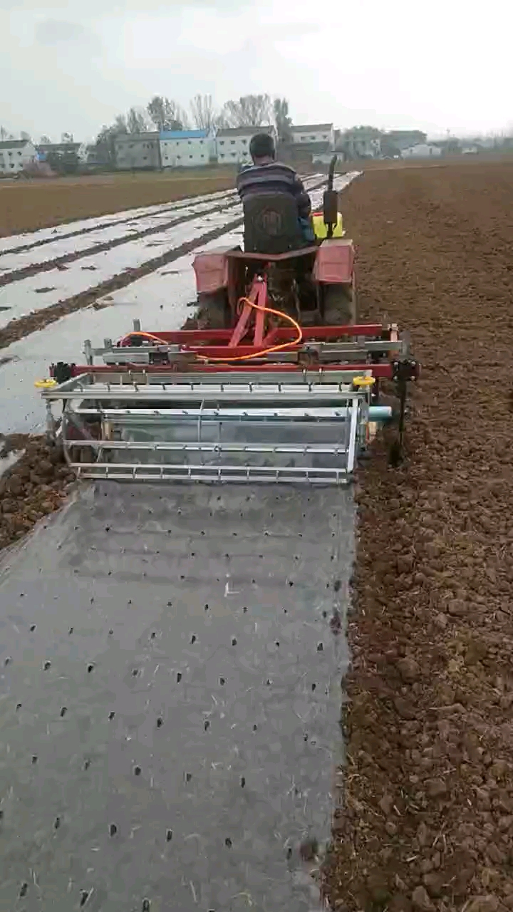 买了这台铺膜机,不单铺膜速度快,而且膜上打孔.