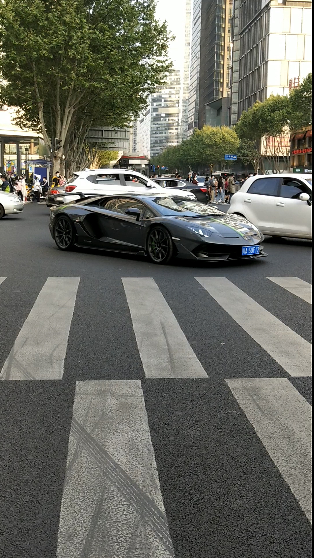 知名主播开兰博基尼svj出来炸街,路过的行人都纷纷羡慕了