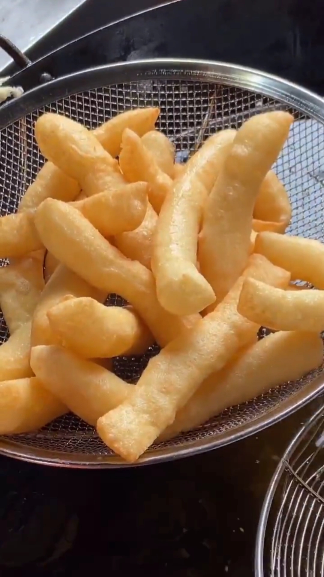 早餐店里的油馍头,跟油条的做法差不多,但是很好吃