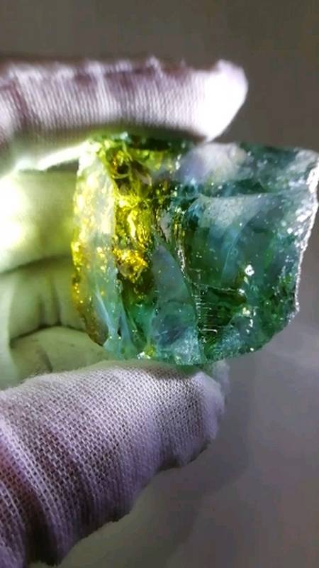 鉴赏一颗宝石种类彩色晶体体内布满微小雪花状,罕见的彩色晶体琉璃石