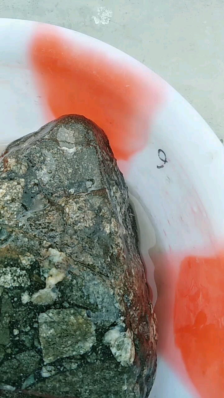 疑似月球角砾岩,聚片双晶斜长岩很明显,受撞击严重,陨像不太明显,大家