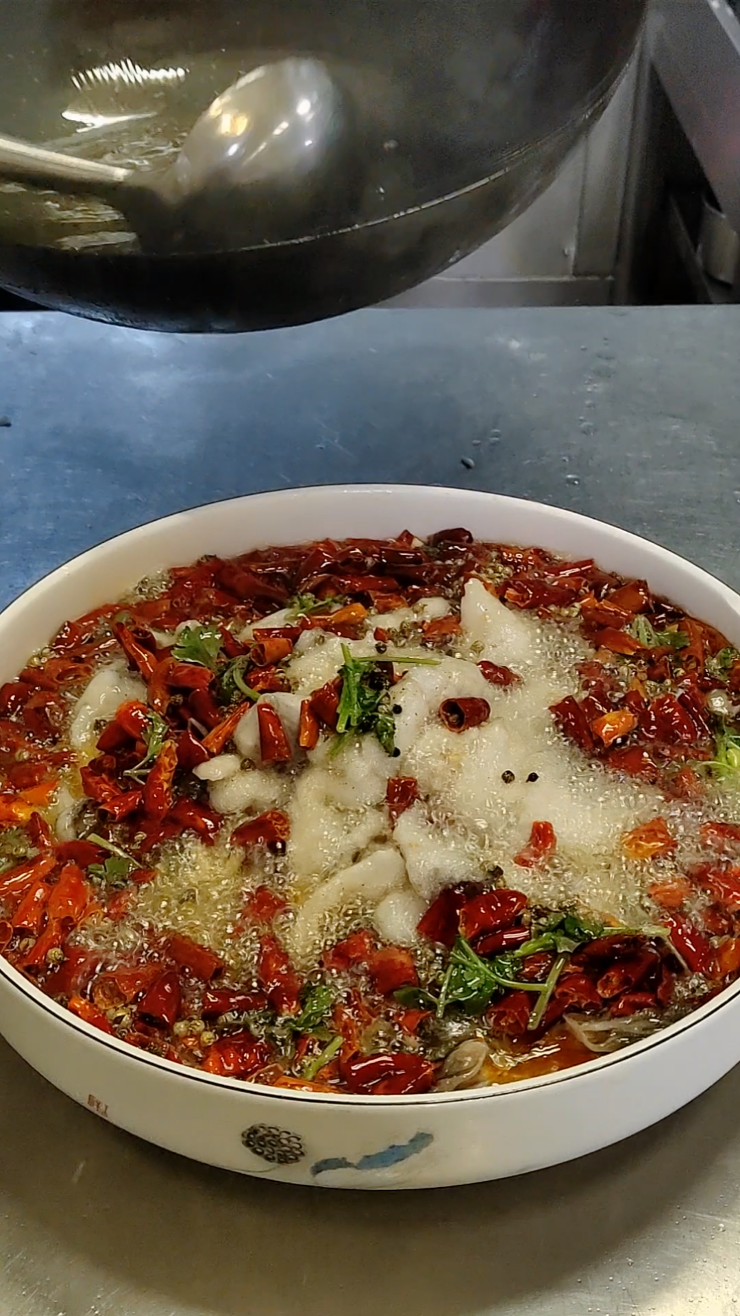 水煮鲈鱼麻辣咸香,吃着非常过瘾