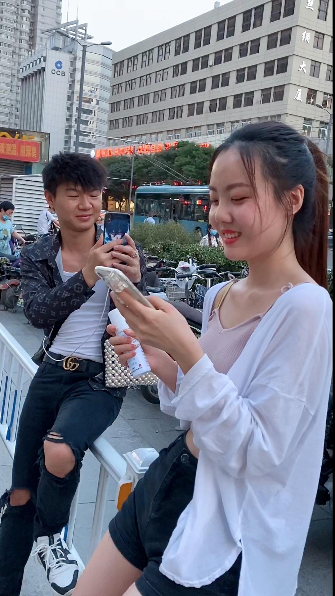 农村来的小伙子一点都不懂事,把小姐姐拍的都不好意思了