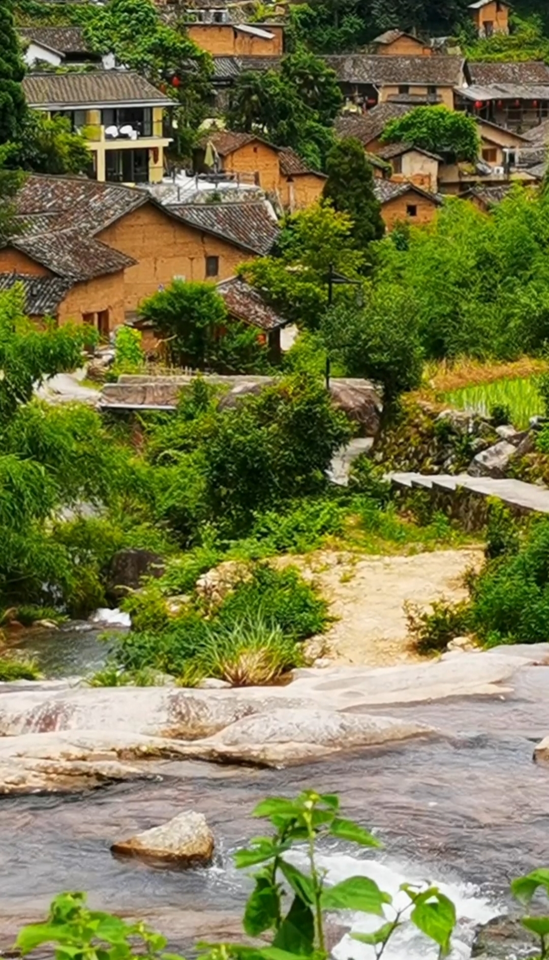 其实很喜欢这种山水古村落,羡慕这种远离尘世喧嚣的安然悠闲的生活.