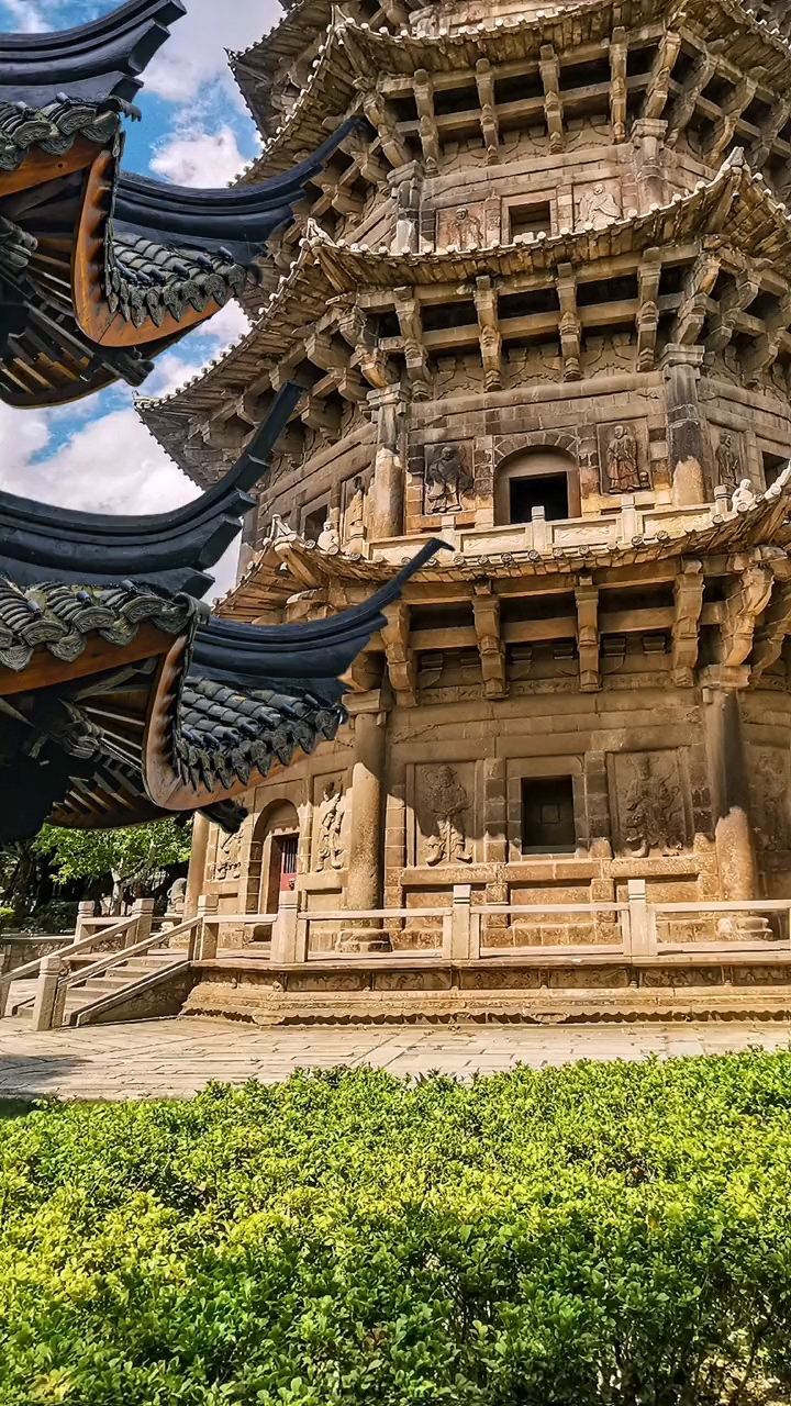 泉州开元寺镇国塔,始建于唐代,俗称东塔,与西塔并列为国内保存最完整