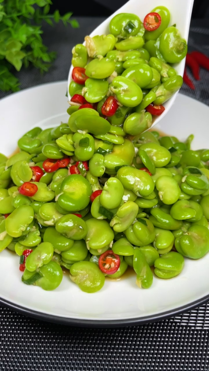 在家做个拿手菜吃蚕豆的季节又到了这时候的蚕豆又嫩又甜