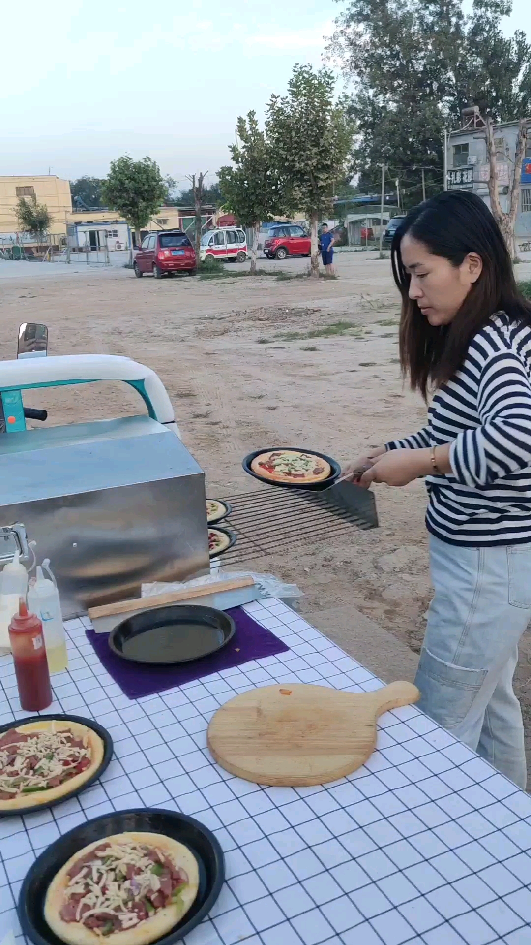 户外披萨摆摊#摆摊街头售卖小吃,一人轻松经营收入高