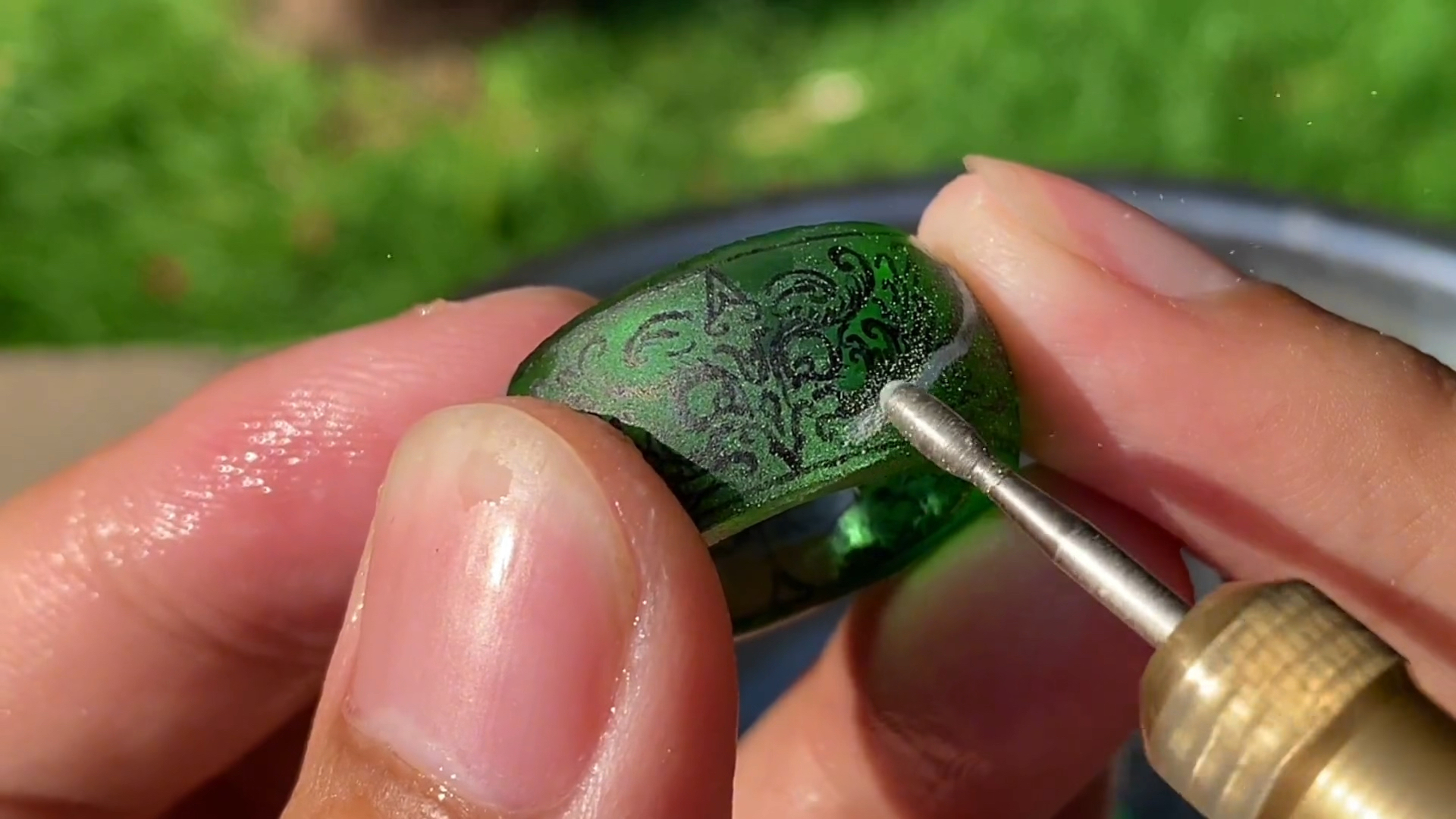 全民最牛手艺人#高手在民间,啤酒瓶被师傅雕刻成工艺品,不敢相信准汉