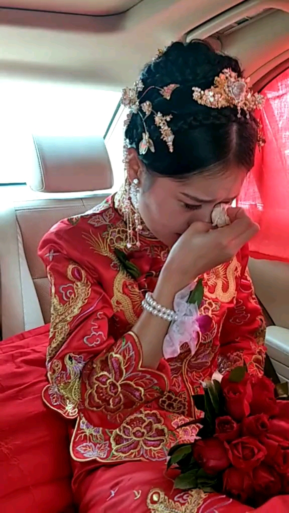 新娘出嫁告别家人依依不舍哭泣离开家将步入新郎家里