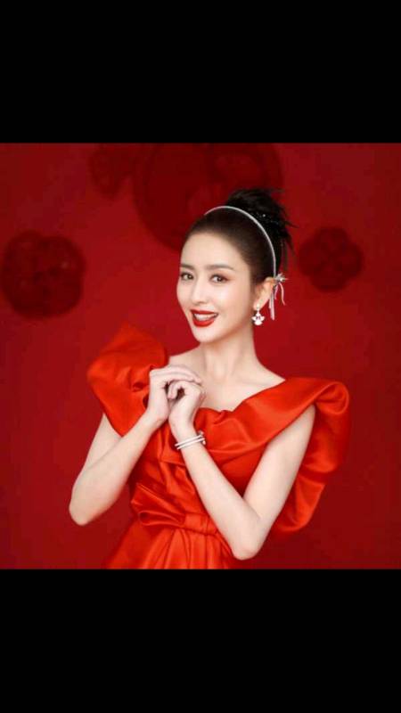 晒晒我的春节美食#佟丽娅戴30万手镯春晚开场,头发上挂钻石,一张辛吵