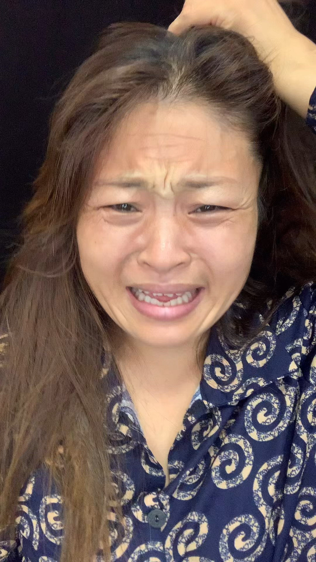 50岁大妈画完妆像小姐姐去参加相亲大会