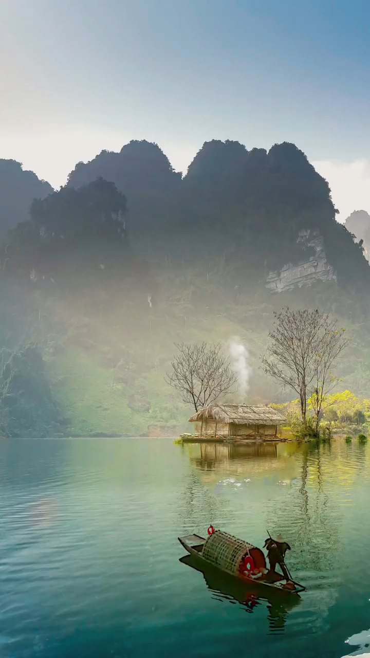 人间仙境#一山一水一云天,一舟一屋一炊烟;繁华落尽皆过客,只羡渔翁