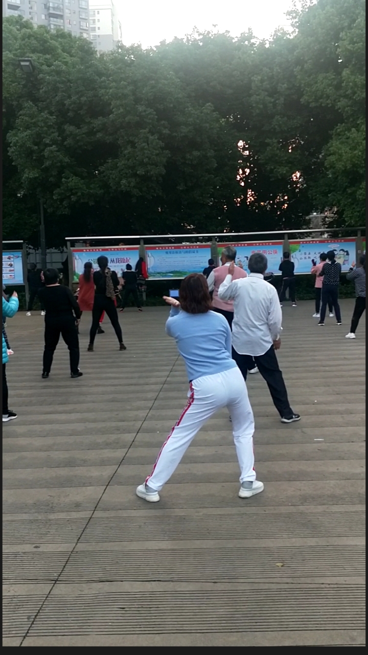 你好秋天#广场舞,最美屁股