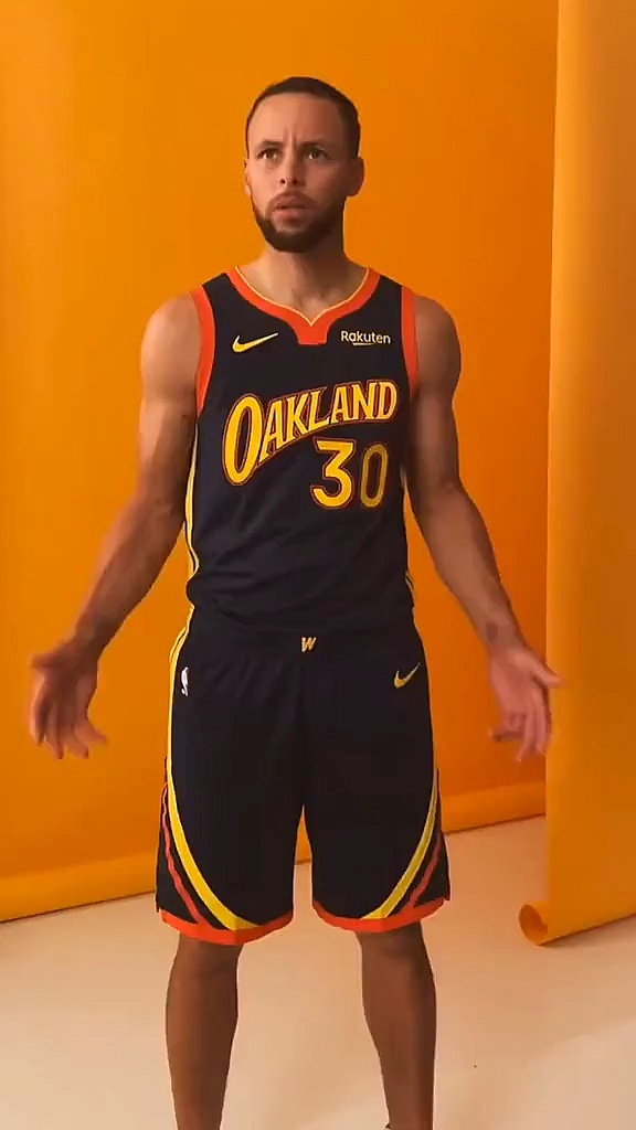 音为有你#库里试穿勇士新款城市球衣,这件球衣是纪念勇士前主场脊骨