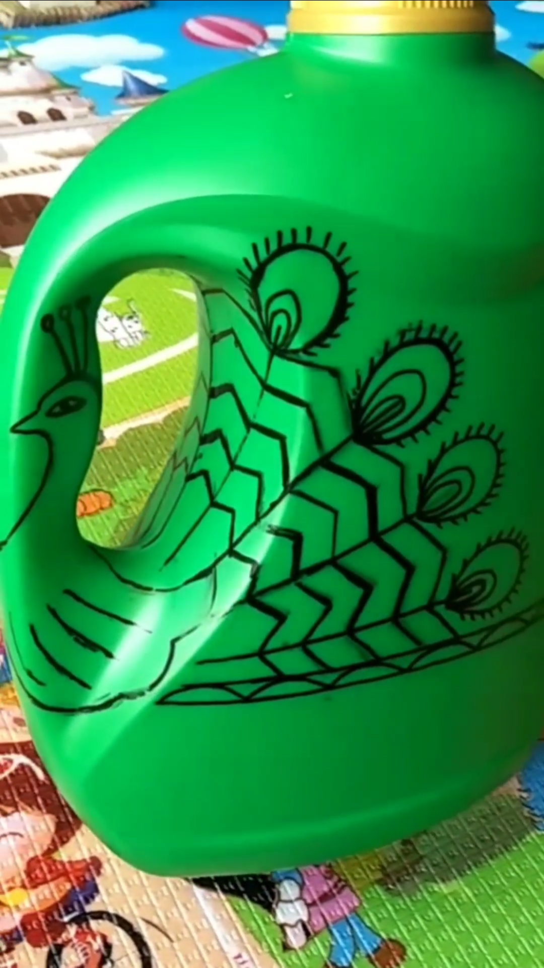 洗衣液瓶创意改造#接上个视频,洗衣液瓶做孔雀花盆图案,喜欢的可以