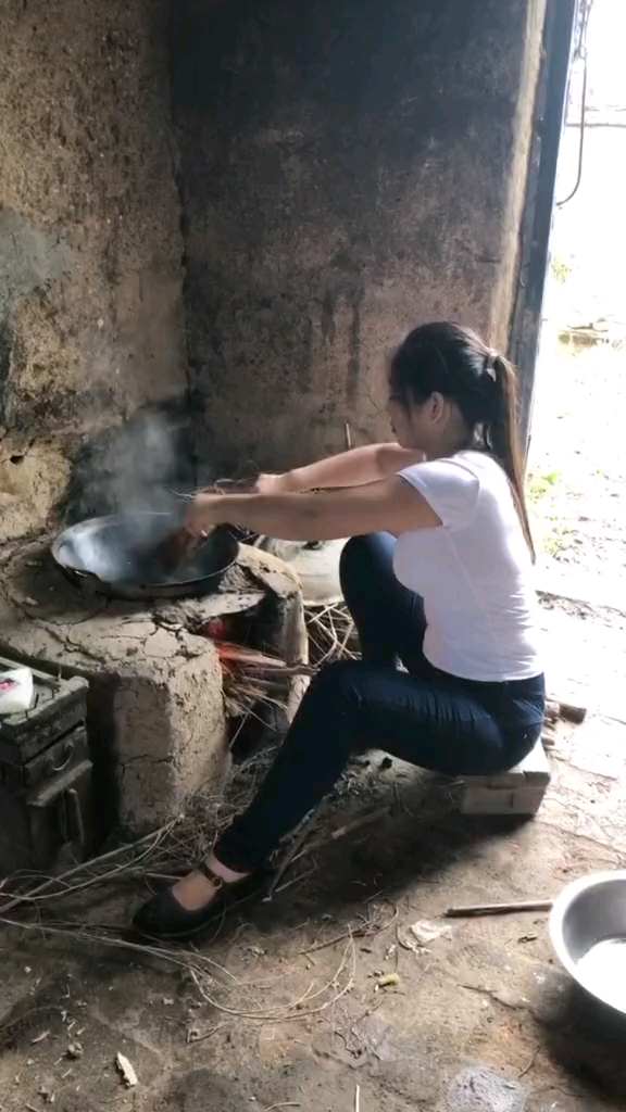 我只是个普普通通的农村姑娘,会干活,会煮饭,做家务.