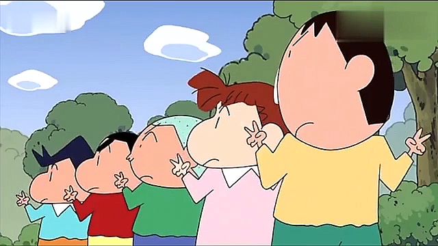 蜡笔小新#蜡笔小新:春日部五傻一起在公园玩螃蟹走路比赛哦