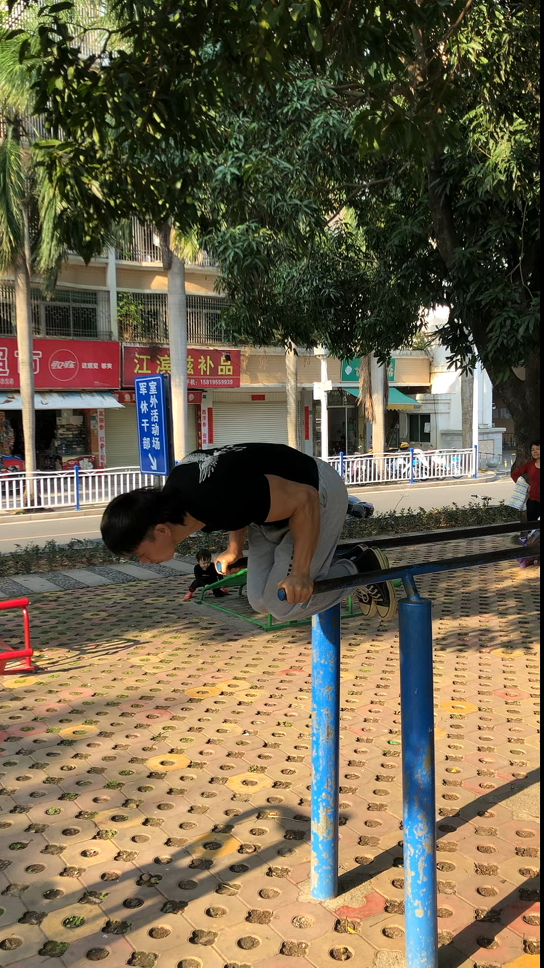 能超过30个团身俯卧撑算是高三了