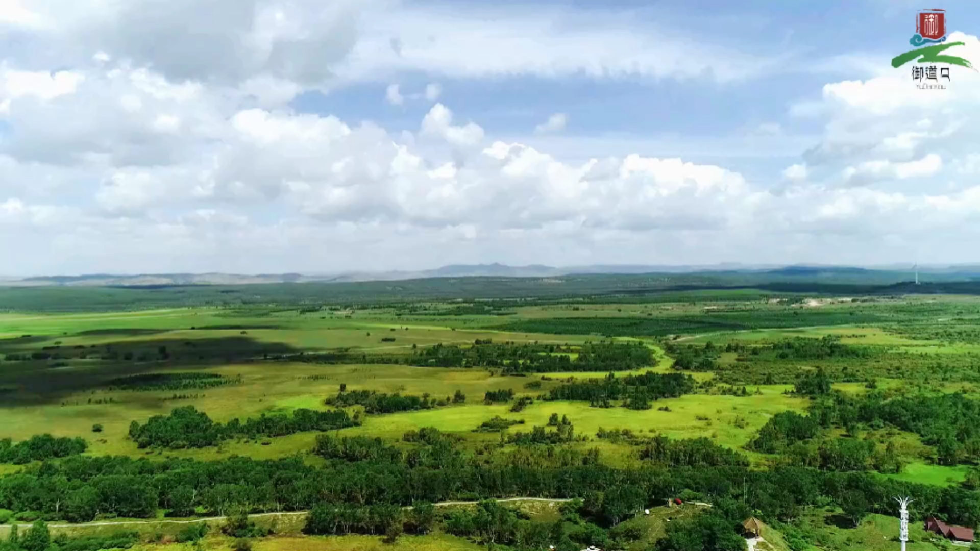 御道口草原森林风景区的太阳湖,供游客饱览湖光山色,享受鸟语花香的