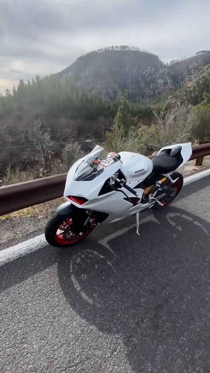 摩托车漂亮的杜卡迪panigalev2机车
