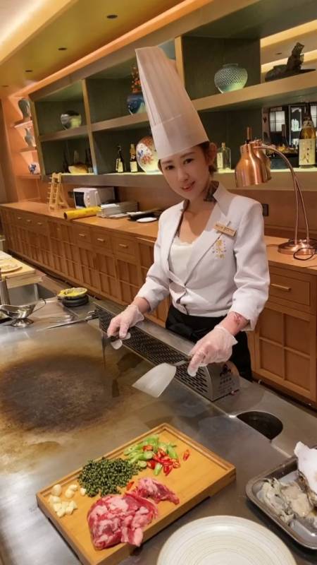 给你们看看女厨师平时都干些什么-度小视