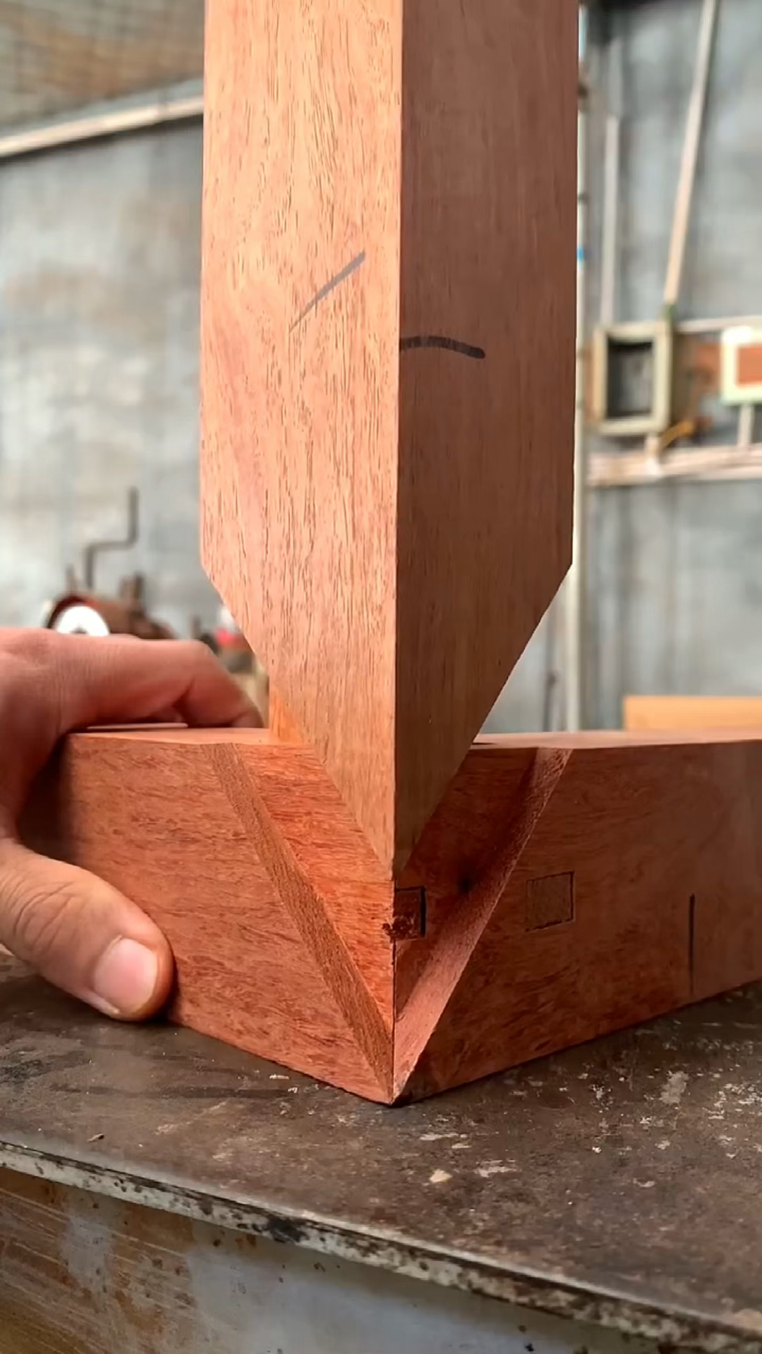 春日小视频有奖征集活动#这是粽角榫的组装过程,榫卯结合严丝合缝