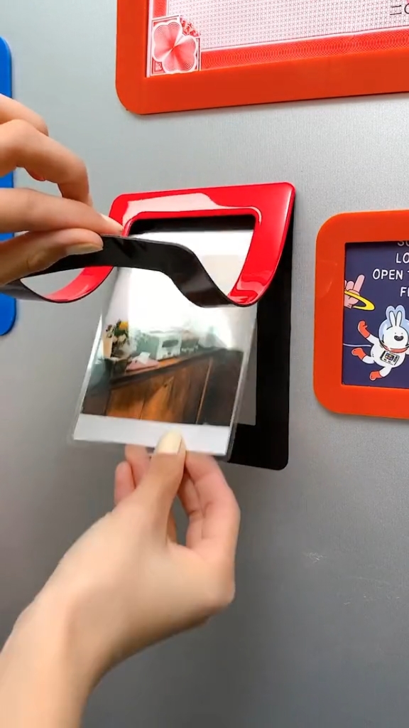 磁吸硅胶相框,免打孔设计,不用担心会损坏墙面