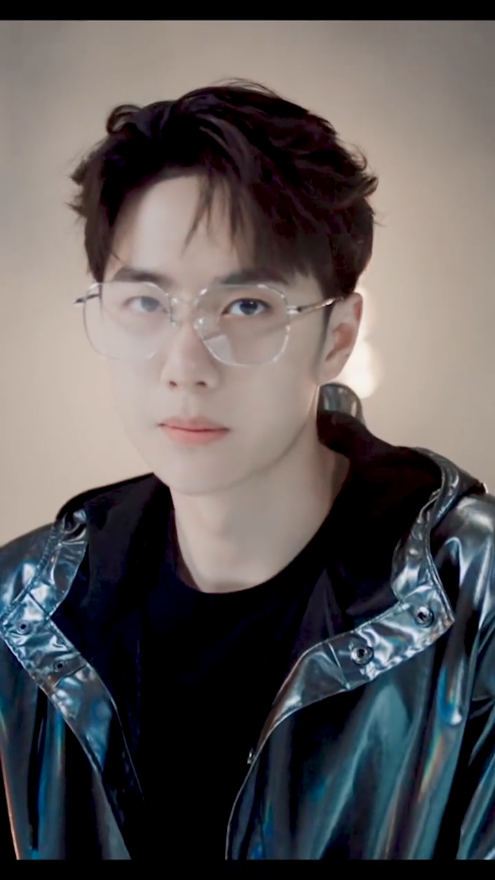 王一博#同样是戴眼镜,为啥耶啵戴上这么好看