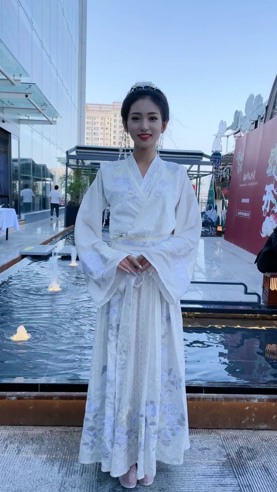 大唐不夜城#千艺仙女下凡来往那一站就是一道靓丽的风景线,太美啦