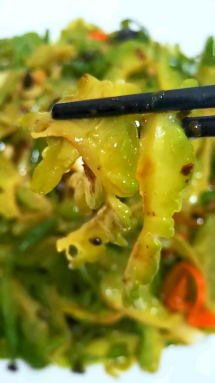 这道川味干煸苦瓜的做法是四川延续了很多年的经典家常做法也是最好吃