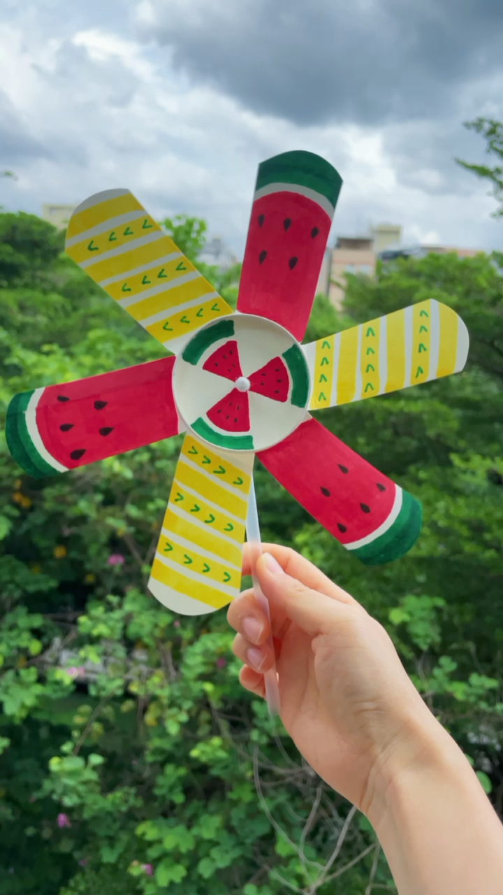 #废物利用#用一次性水杯做一个西瓜味的风车吧.-度小视